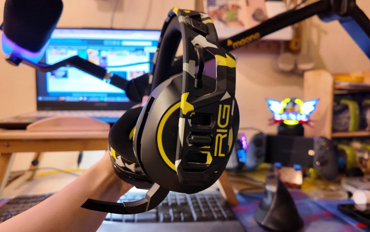 headset against the backdrop of a computer desktop