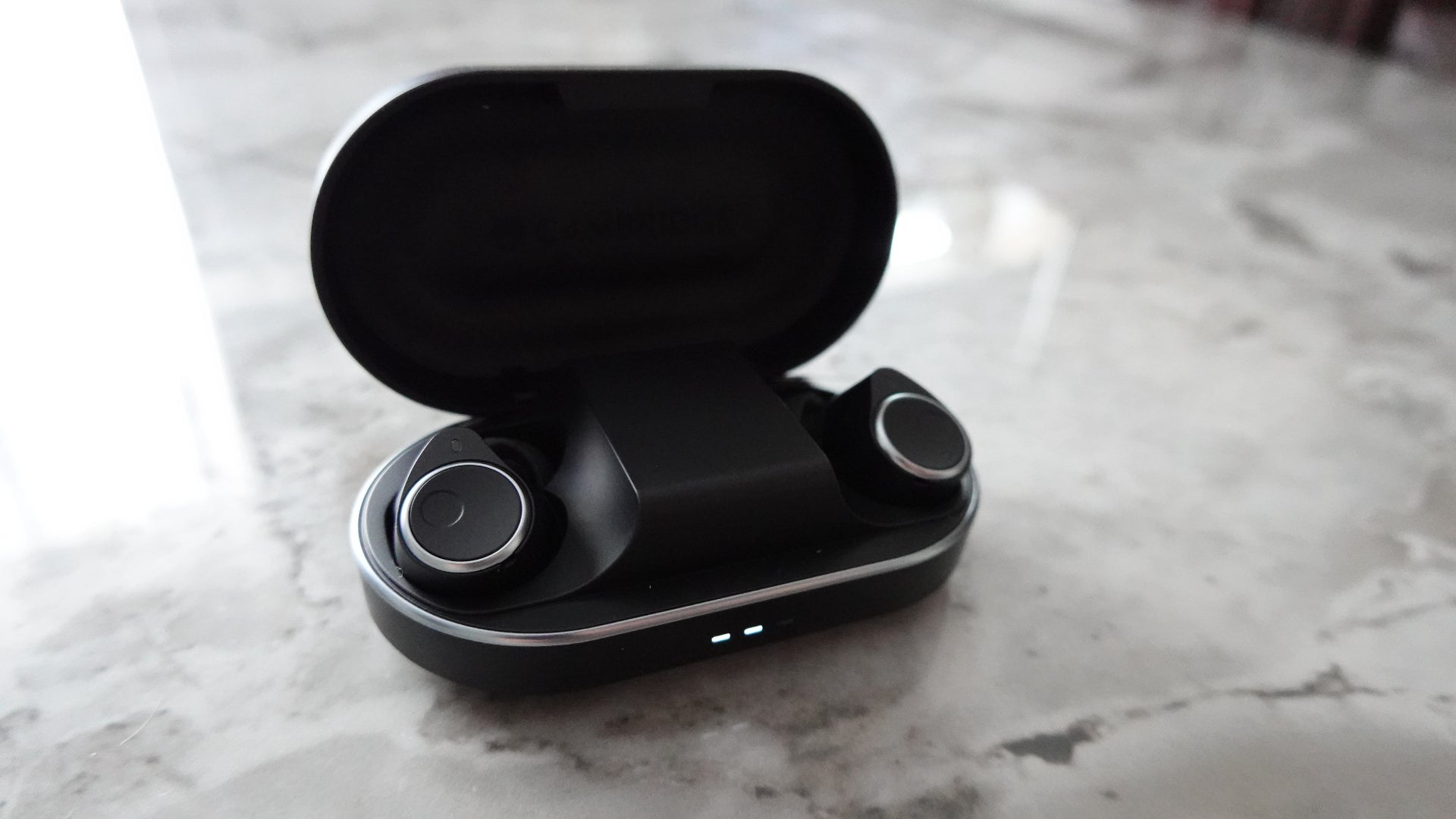 Cambridge Audio Melomania M100 case open